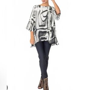 Jess & Jane asymmetrical geometric tunic top in black/white